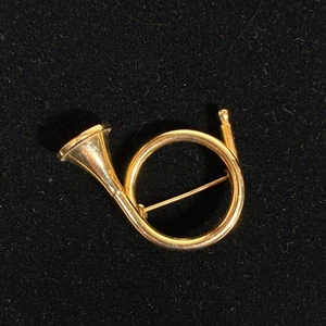 Vintage Dainty French Horn Pin Small Delicate Brooch Gold Tone Musician Band - Picture 1 of 4