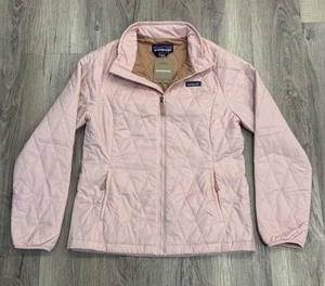 NUEVO Patagonia Nano Puff Niños Niñas Chaqueta Diamante Edredón Malva Rosa XXL 16/18 - Imagen 1 de 3