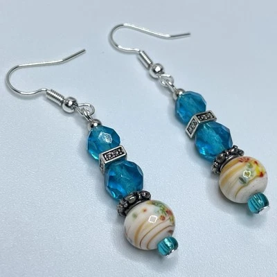 Pendientes colgantes artesanales de cristal azul con cuentas de cerámica floral tono plata Foto 1 de 4