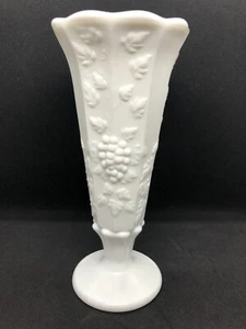 Jarrón vintage Westmoreland con paneles de vid vidrio de leche de 8" MCM - Imagen 1 de 3