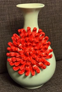Anthropologie Keramik Seladon blau mit Korallenblüte Chrysantheme 3D Blumenvase 9" - Bild 1 von 14