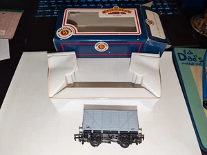 OO Gauge Bachmann Branch-line 33-601 12 Ton Ventilated Van BR Grey Railway Wagon - Picture 1 of 13