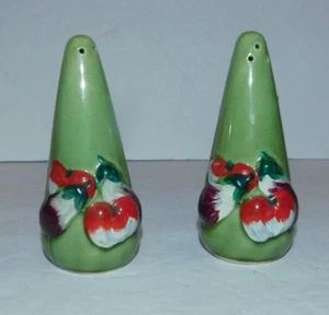 NEAT VINTAGE CERAMIC SALT AND PEPPER SHAKERS WITH RETRO VEGETABLE DESIGN JAPAN - Picture 1 of 7