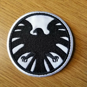 Patch logo Avengers/Captain Marvel bianco/nero alta 3 pollici - Foto 1 di 3