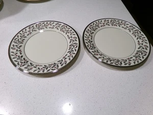 LENOX SOLITAIRE CHRISTMAS LOT OF 2 LUNCHEON ACCENT PLATES - Picture 1 of 4