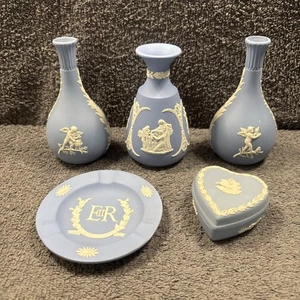 5 piece Wedgwood Blue Jasperware: Vase, Lidded Heart Trinket Box + QE11 ashtray - Picture 1 of 17