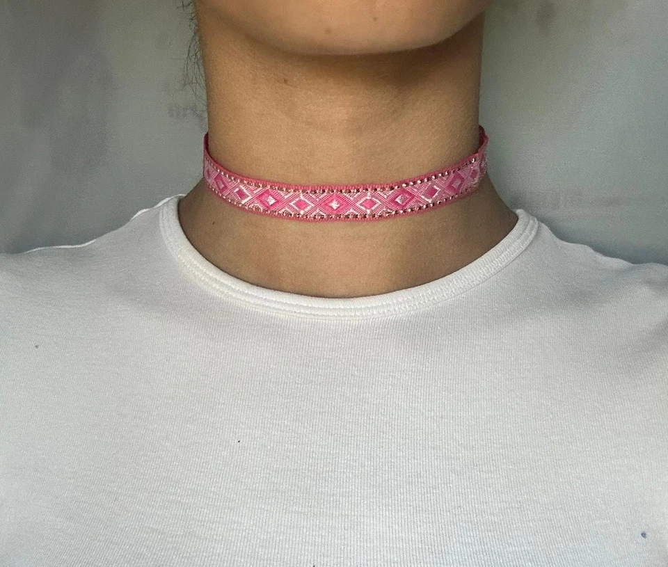 Collana choker nastro tessuto rosa ricamo rombi argento boho donna ragazza - Immagine 1 di 4