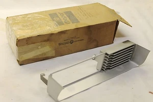 NOS MOPAR 1975 Plymouth Gran Fury Parking Lamp Grille or Filler - Foto 1 di 3