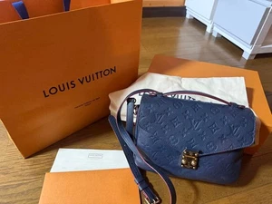 Bolso Louis Vuitton Pochette Metis MM Monograma Empreinte Marine Rouge M44071 Azul Marino - Imagen 1 de 18