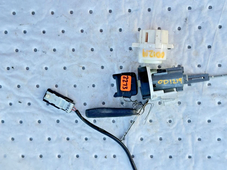 2009-2012 SUZUKI EQUATOR ignition SWITCH LOCK W/KEY OEM - Image 1 of 4