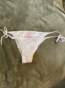 Victoria's Secret SWIM Blanco Dorado VS Encaje Escasa Tanga Bikini Parte Inferior Mediana - Imagen 1 de 15