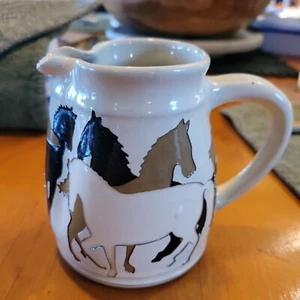 Vntg 2001 Vaughn Smith Pottery Creamer pitcher beige brown black Horses Signed - Picture 1 of 8