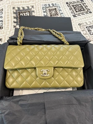 Bolso de Mano Chanel 23k Clásico Doble Solapa Acolchado Piel de Cordero Mediano Verde Oliva Foto 1 de 4