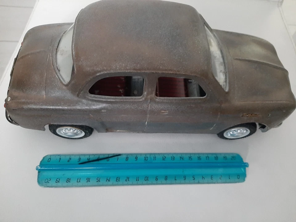 DAUPHINE RENAULT MACCHININA MODELLO IN LATTA - RARO GIOCATTOLO AUTOMOBILE LATTA - Immagine 1 di 4