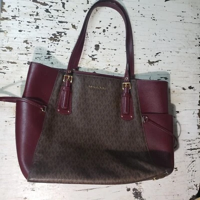 Bolso de Mano Michael Kors Voyager Dark Berry Monograma - usar - leer - muy querido Foto 1 de 4