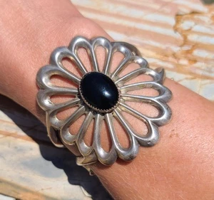 Großes Vintage indianisches Sandguss Sterlingsilber Onyx Armreif Armband signiert AB - Bild 1 von 24