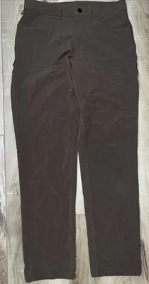 Alo Yoga Hombres Pantalones Día y Noche Pantalón Ajuste A Medida Elastizado Marrón Talla 32X32 Foto 1 de 4
