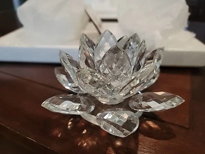 Juego de dos candelabros de cristal con flor de loto Shannon Crystal de Godinger Foto 1 de 4