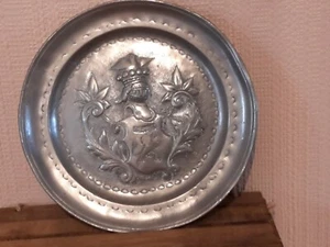 ASSIETTE  RONDE EN ETAIN  DECOR D'ARMURES  - Picture 1 of 7