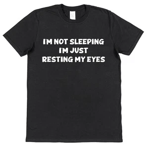Camiseta divertida I'm Not Sleeping Resting My Eyes regalo para abuelo día del padre mamá - Imagen 1 de 5
