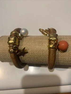 CUERO ENROLLADO ARTESANAL X 2 CON ACENTO TONO DORADO Y DIJES COLGANTES PERLA/CORAL Foto 1 de 4