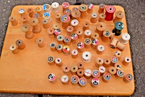 70+ Vintage Wooden Spools Wood Thread Lot Various Sizes/Brand Sewing Craft - Picture 1 of 5