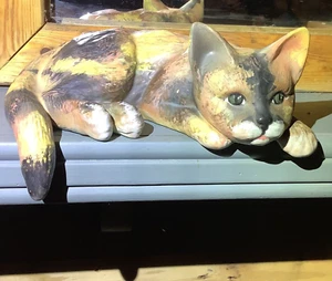 Ceramic Cat Laying Figure Shelf Hugger Calico Multi Color 9-10" Long - Foto 1 di 12