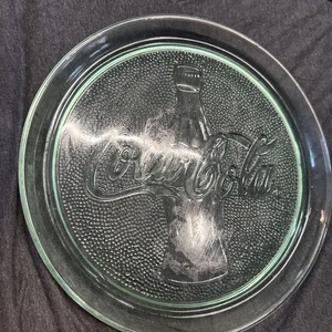 Bandeja redonda de vidrio de 13" verde transparente con logotipo de Coca Cola de colección - Imagen 1 de 4