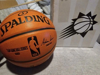 Baloncesto Spalding autografiado por Phoenix Suns Foto 1 de 4