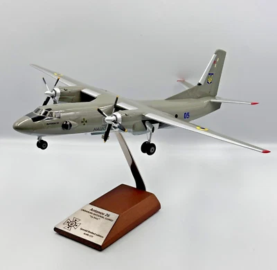 Modelo Oficial Antonov An-26 "Curl" Guardia Nacional Ucrania"05 azul" escala 1:72 Foto 1 de 4