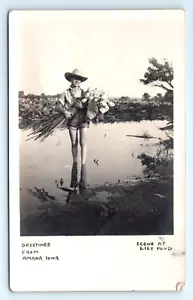 IA Postal Escena En Lily Pond Saludos De Amana Iowa Niño Mono Flores - Imagen 1 de 2