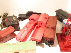 LIONEL - POST-WAR & MORE- BOX OF ASSORTED TRAINS / PARTS- GREAT VALUE-B12R - Picture 1 of 10
