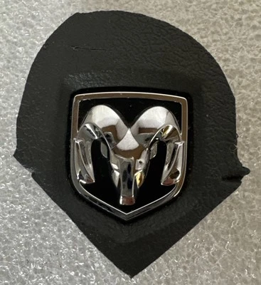 06-10 CARGADOR DODGE RAM NITRO DURANGO GRAND CARAVAN VOLANTE EMBLEMA SÍMBOLO Foto 1 de 2
