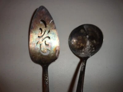 Antiguo Wm Rogers * AA IS Plateado Servidor de Pasteles y Cucharón Resorte Dije Foto 1 de 4