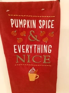 PUMPKIN SPICE & EVERYTHING SCHÖNES ROT BESTICKTES MEHLSACK KÜCHENTUCH KATHY - Bild 1 von 5
