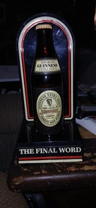 Botella de cerveza de vidrio Guinness Extra Stout 2018 de colección 12 pisos vacía en exhibición de plástico - Imagen 1 de 14