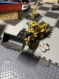 LEGO TECHNIC 42030 Volvo Wheel Loader (with Instructions) Set 99% Complete