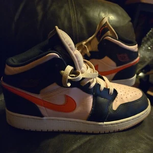 Nike Air Jordan 1 Mid Atmosphere GS Size 7Y Pink Crimson Black 554725 604 Rare - Picture 1 of 9