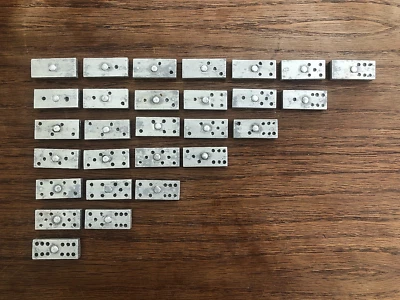 Ancien Jeu de dominos en métal - COMPLET - 28 pièces Dim 1 domino: 3,5 x 1,5 cm. - Photo 1/4
