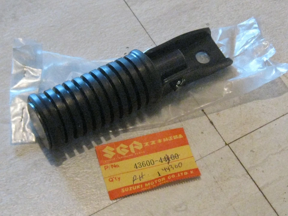 REPOSAPIÉS TRASERO DERECHO SUZUKI GS450/GS300 ¡NOS! Foto 1 de 1