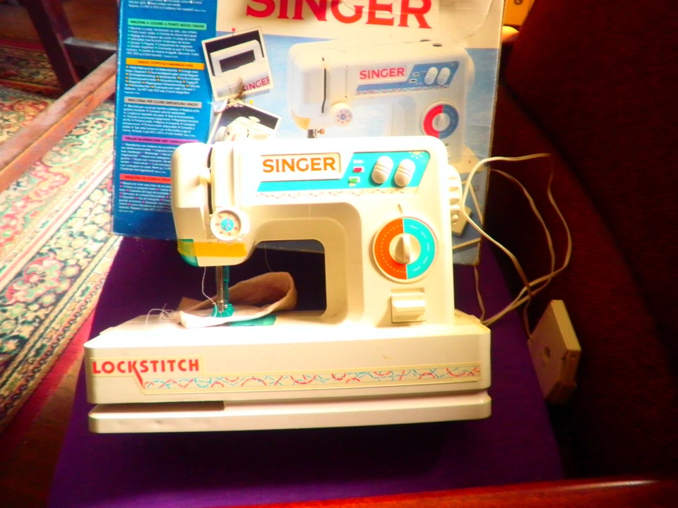 machine à coudre SINGER d'enfant, parfait état, boite d'origine, mode d'emploi. - Photo 1/1