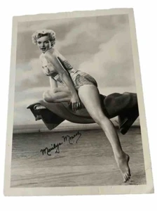 RARE MARILYN MONROE IN SEXY BATHING SUIT POSTCARD 1989 Portraits De Cinema - Picture 1 of 2
