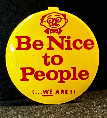 Sé amable con la gente (...¡Lo somos!) Botón 2" amarillo con letras rojas lengüeta trasera Foto 1 de 4