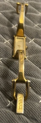 GUCCI 1500 12mm Gold Dial Qz Women’s Bangle Rectangle Watch F - Image 1 of 4