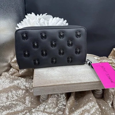 Cartera muñeca Betsey Johnson negra con cremallera alrededor arañas correa desmontable Foto 1 de 4