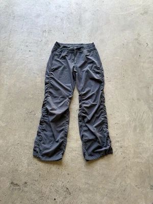 Pantalones Under Armour Grandes Para Mujer Gris Storm Icon Elastizados Atléticos Semi-Ajustados Y2K Foto 1 de 4