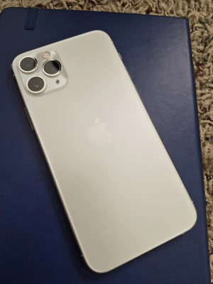 Smartphone Apple iPhone 11 Pro 256GB Desbloqueado, Blanco/Plateado, iOS 18.3 Foto 1 de 4