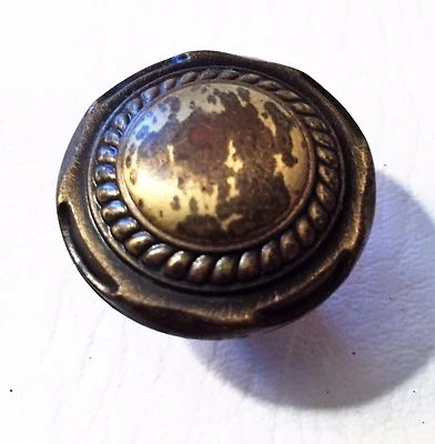 Tirador de cajón vintage de herrajes antiguos de latón MCM perilla de gabinete de 1 1/4" de diámetro Foto 1 de 4
