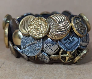 Bracciale Vintage Bottone Polsino Allungato Colorato Metallo Misto Ottone - Foto 1 di 13
