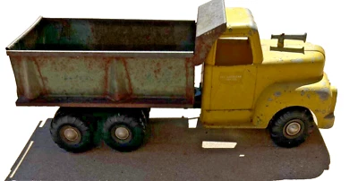 Camión de volteo hidráulico All American 1953 Toy Dyna verde y amarillo todo original Foto 1 de 4